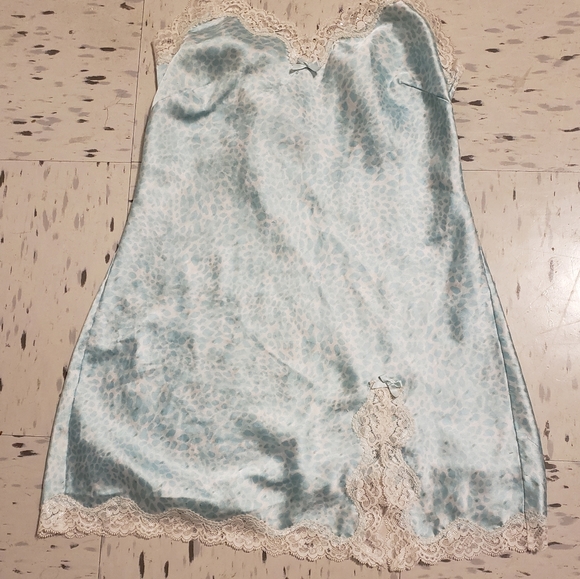 Victoria's Secret Women's Victorias Secret Slips. - Picture 2 of 9